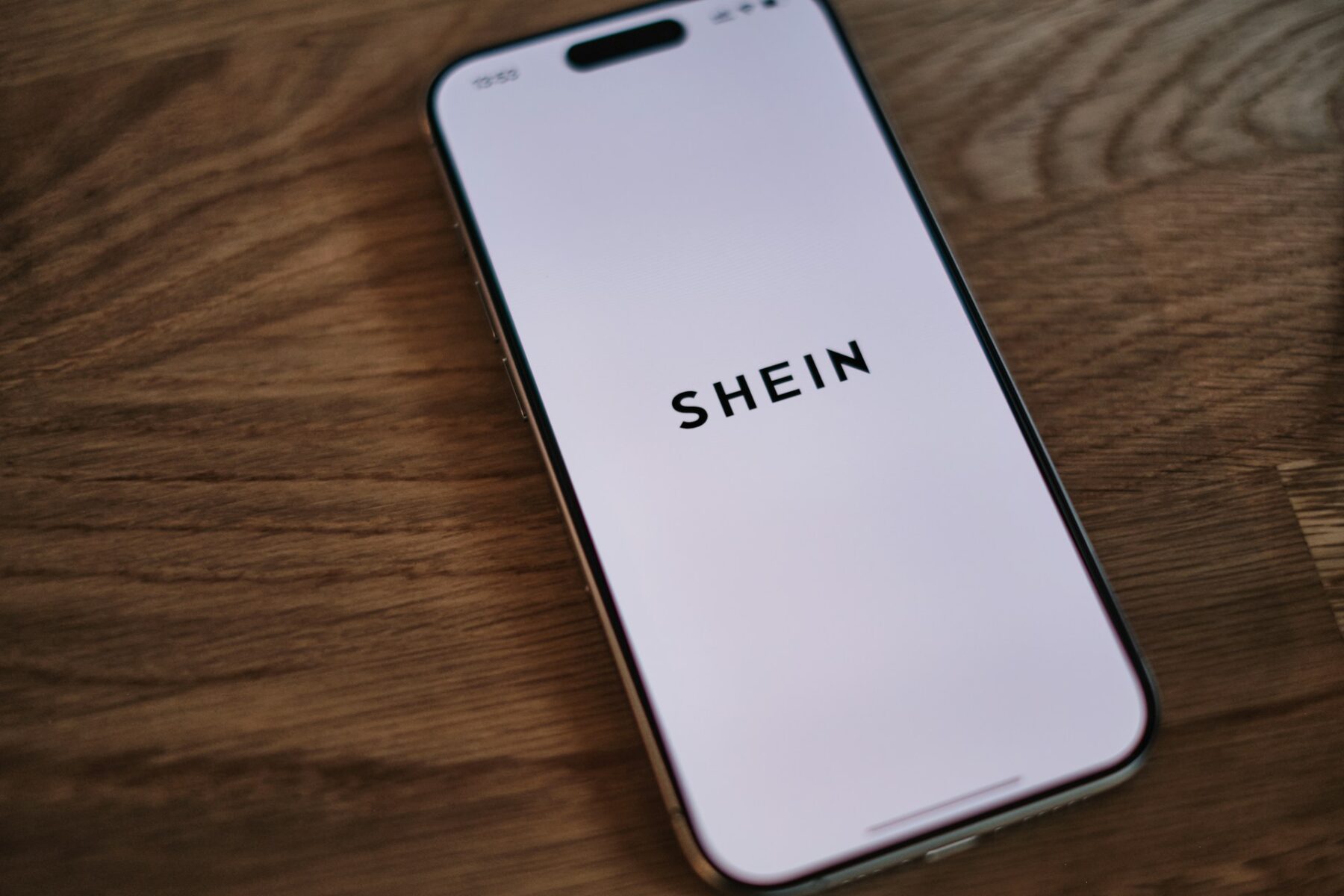 Shein: Debutto in Borsa a Hong Kong tra incertezze e sfide