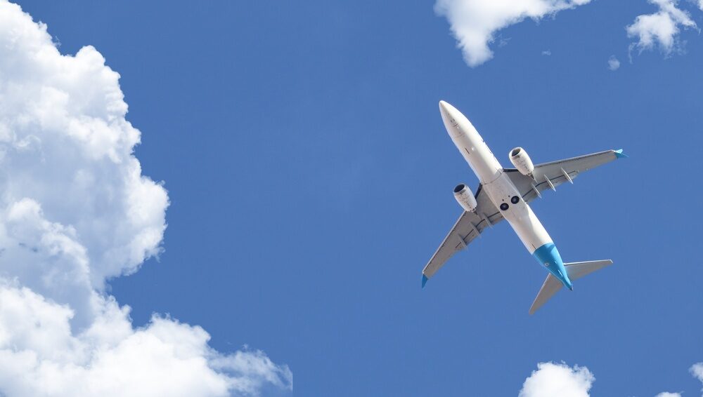 Guasti al sistema di controllo del traffico aereo britannico: disagi e cancellazioni negli aeroporti