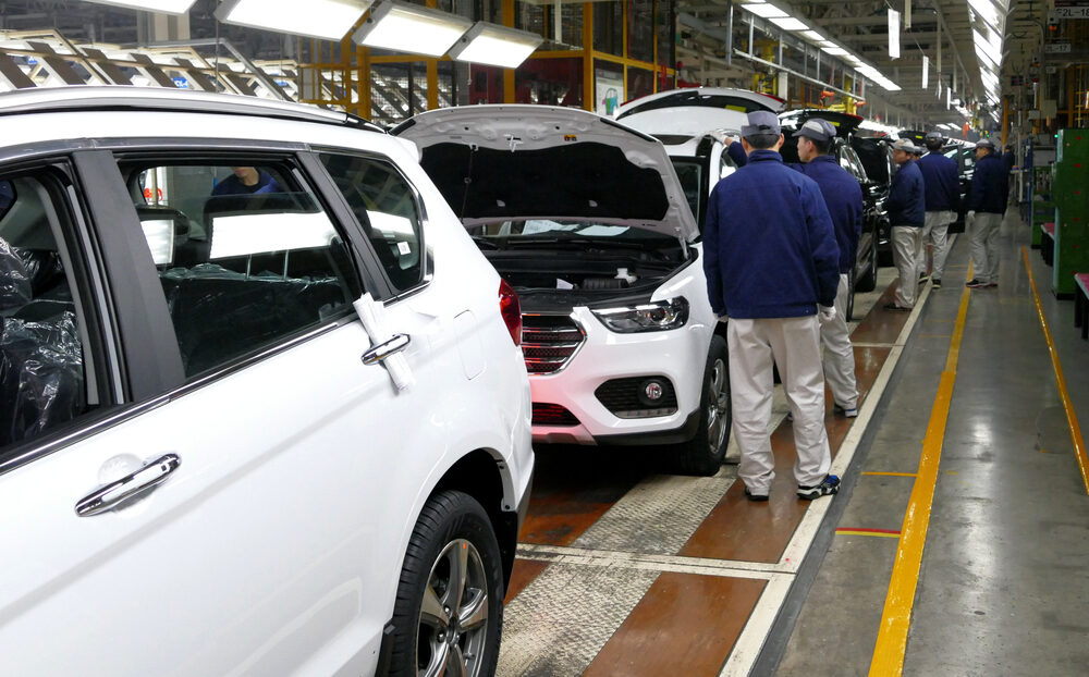 Le Case Automobilistiche Cinesi Accelerano la Produzione in Europa